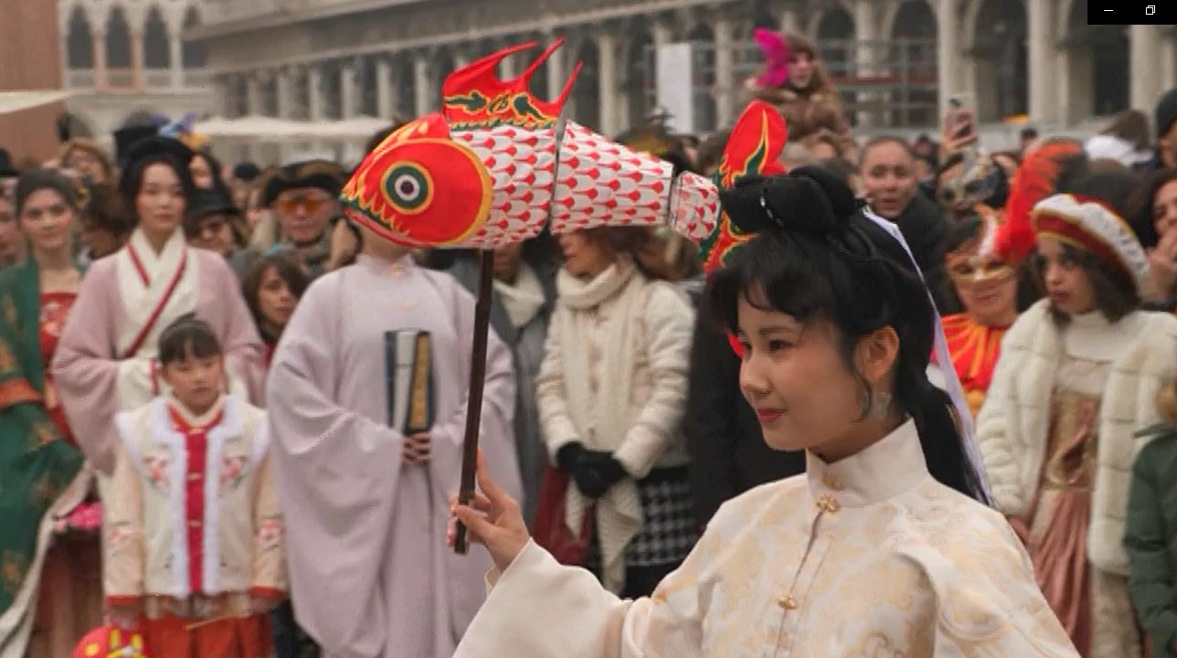 Debut Busana Tradisional Tiongkok di Karnaval Venesia