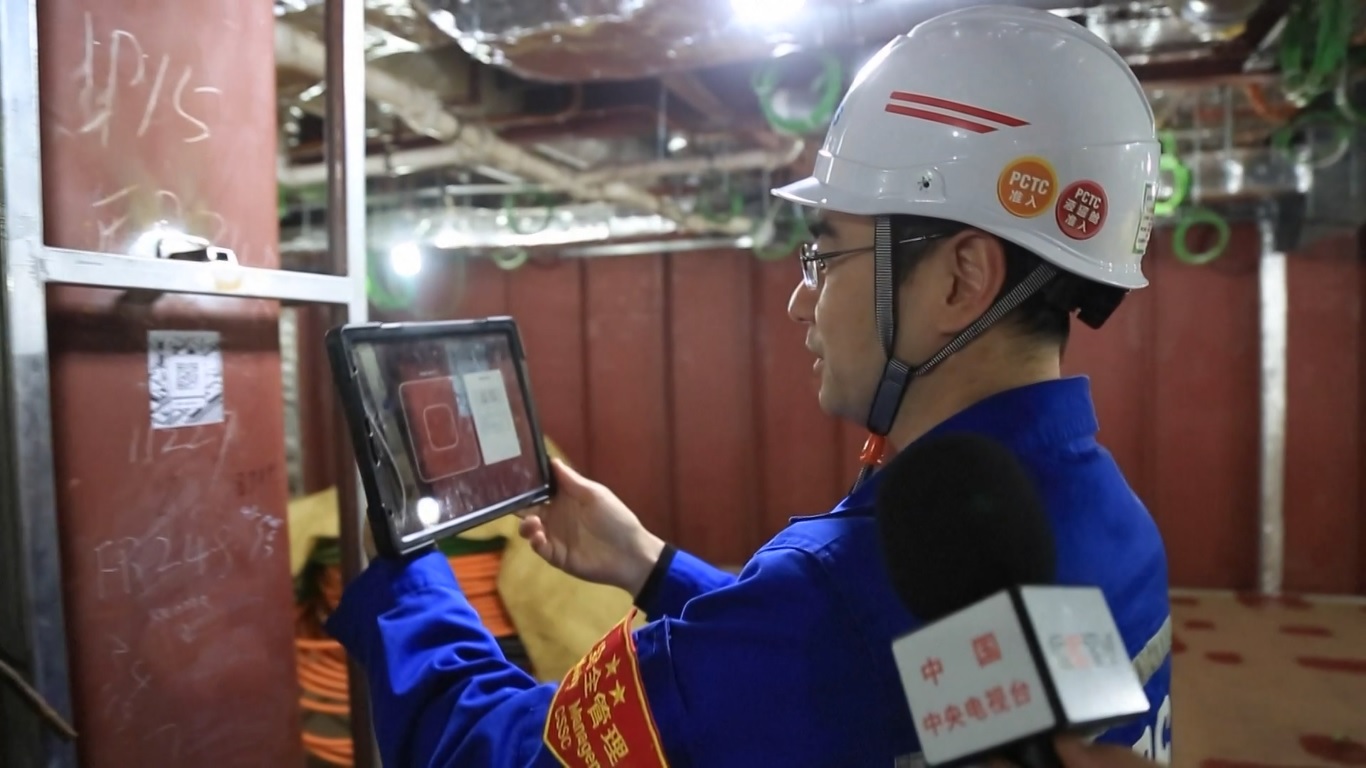 Dengan memindai kode QR di dalam kapal