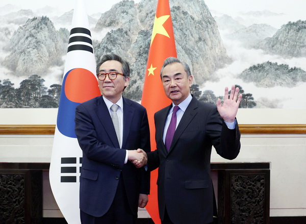 Menteri Luar Negeri Tiongkok Wang Yi mengadakan pembicaraan dengan Menteri Luar Negeri Korea Selatan Cho Tae-yul di Beijing pada hari Senin kemarin (13/5)
