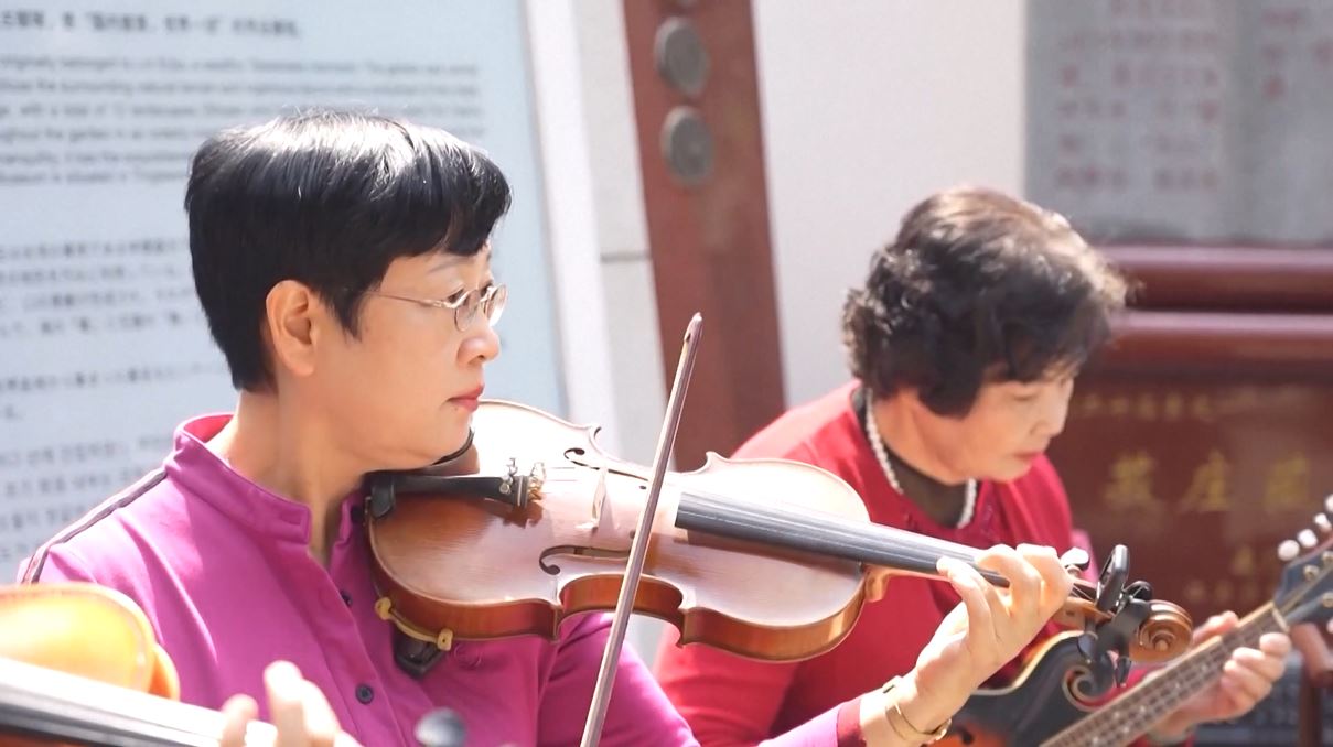 Federasi wanita di seluruh negeri menjadi tuan rumah forum di mana wanita luar biasa di berbagai bidang memberikan pidato dan presentasi untuk menginspirasi lebih banyak wanita untuk memberikan kontribusi yang sangat diperlukan bagi modernisasi Tiongkok