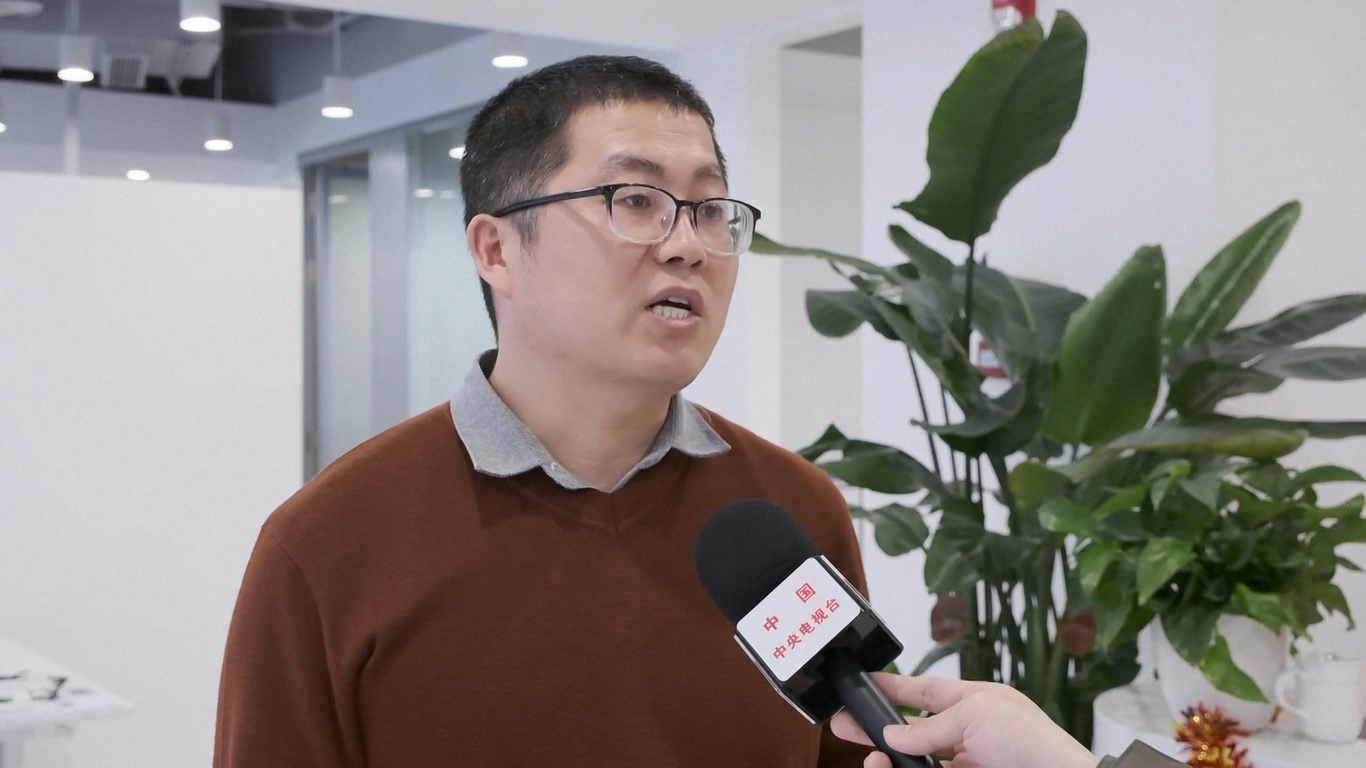 Mosu tidak hanya memfasilitasi kolaborasi di antara perusahaan AI tetapi juga memberikan dukungan khusus untuk perusahaan rintisan melalui kombinasi kebijakan dan layanan