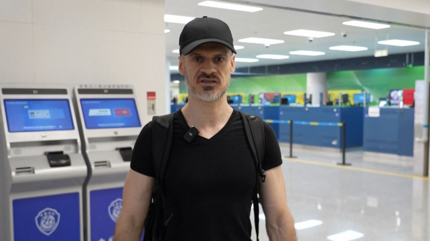 Otoritas imigrasi melaporkan penyeberangan perbatasan yang memecahkan rekor karena kebijakan bebas visa yang diperluas di negara itu menarik pengunjung internasional