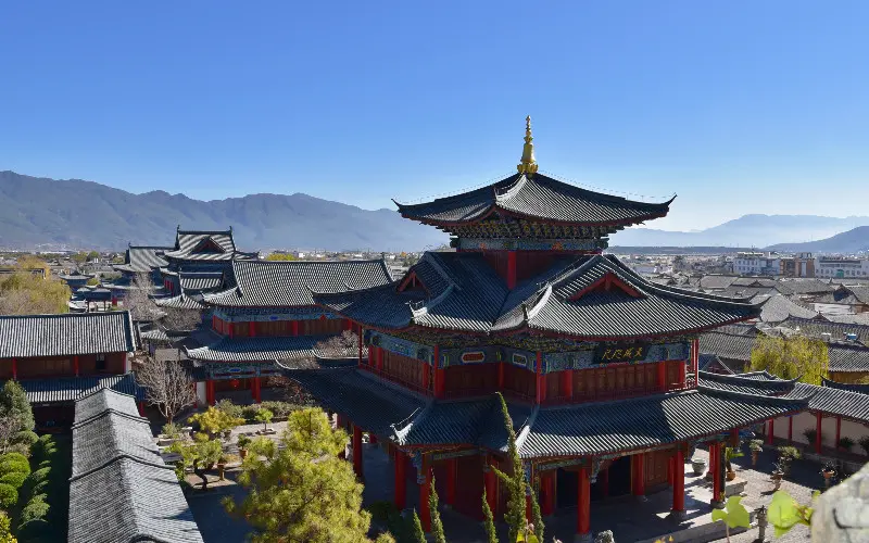Dengan latar belakang  pemandangan yang indah Istana besar berdiri kokoh di atas bukit yang menghadap ke  kota tua Lijiang  di Provinsi Yunnan Tiongkok