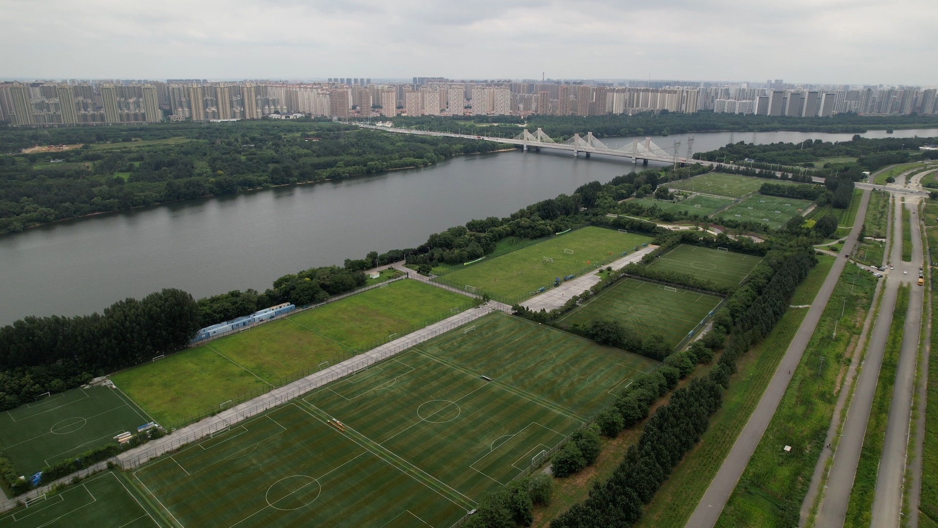Taman ini memiliki 40 lapangan sepak bola berstandar internasional (termasuk 23 lapangan untuk sepak bola 11 sisi dan 17 lapangan untuk sepak bola 7 sisi)