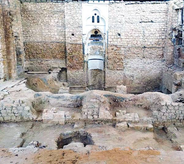 Penggalian di situs yang sama juga mengungkapkan pecahan porselen berkualitas tinggi yang dibuat di Jiangxi  Tiongkok yang berasal dari abad ke-16 hingga ke-19 Masehi