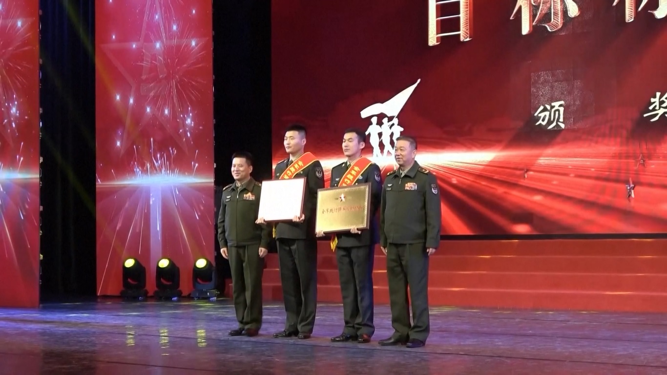 Anggota keluarga beberapa perwira dan prajurit diundang untuk menghadiri acara tersebut