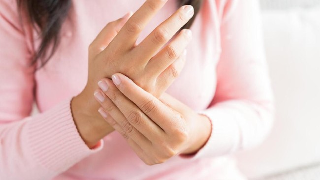 Sensasi nyeri yang kerap dirasakan di tangan bisa jadi gejala asam urat di tangan