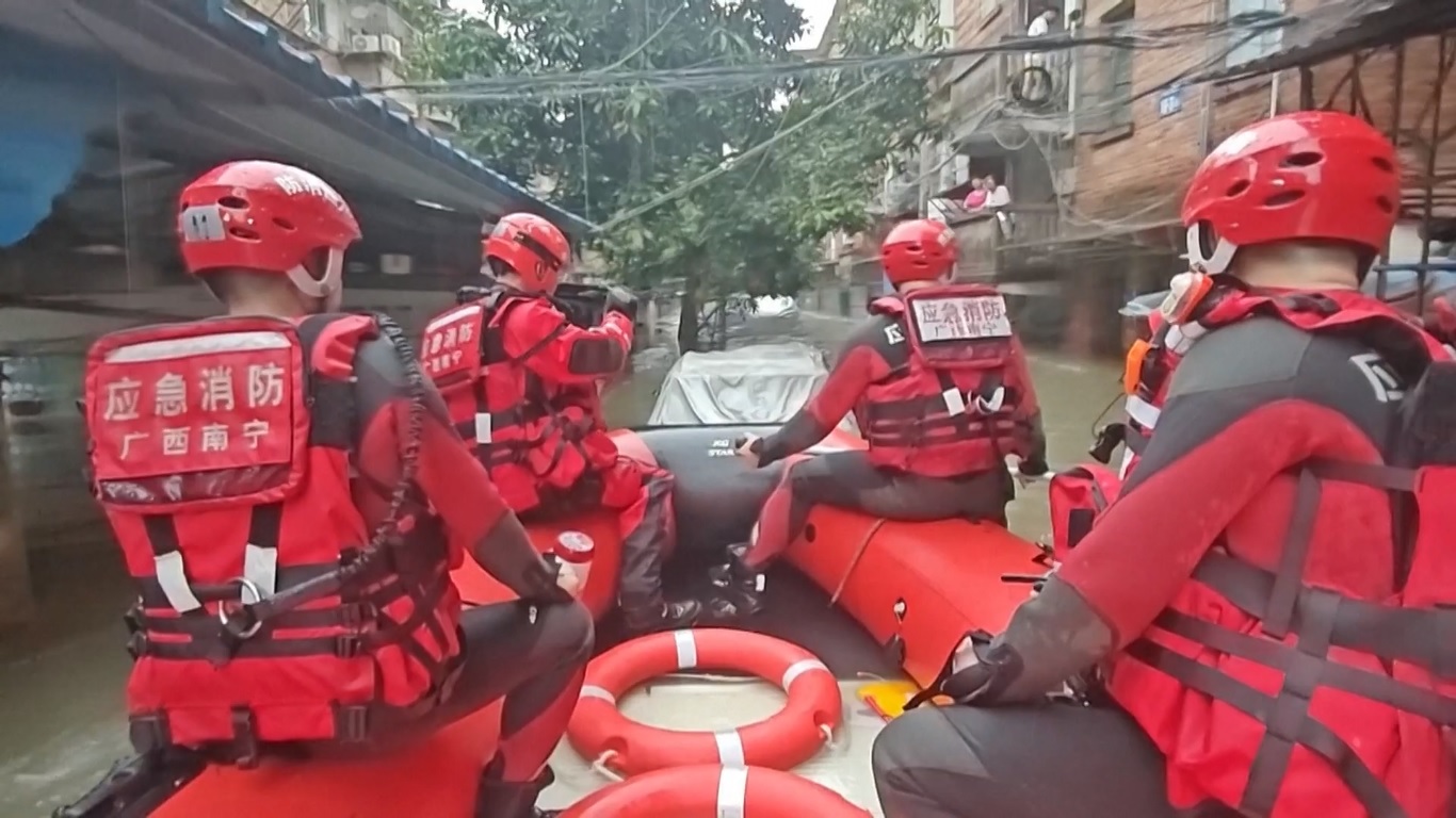 Banjir mencapai kedalaman hampir 1