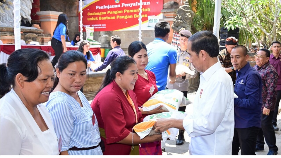 Presiden Jokowi menyampaikan komitmen pemerintah untuk terus menyalurkan bantuan pangan tersebut hingga bulan Desember 2023