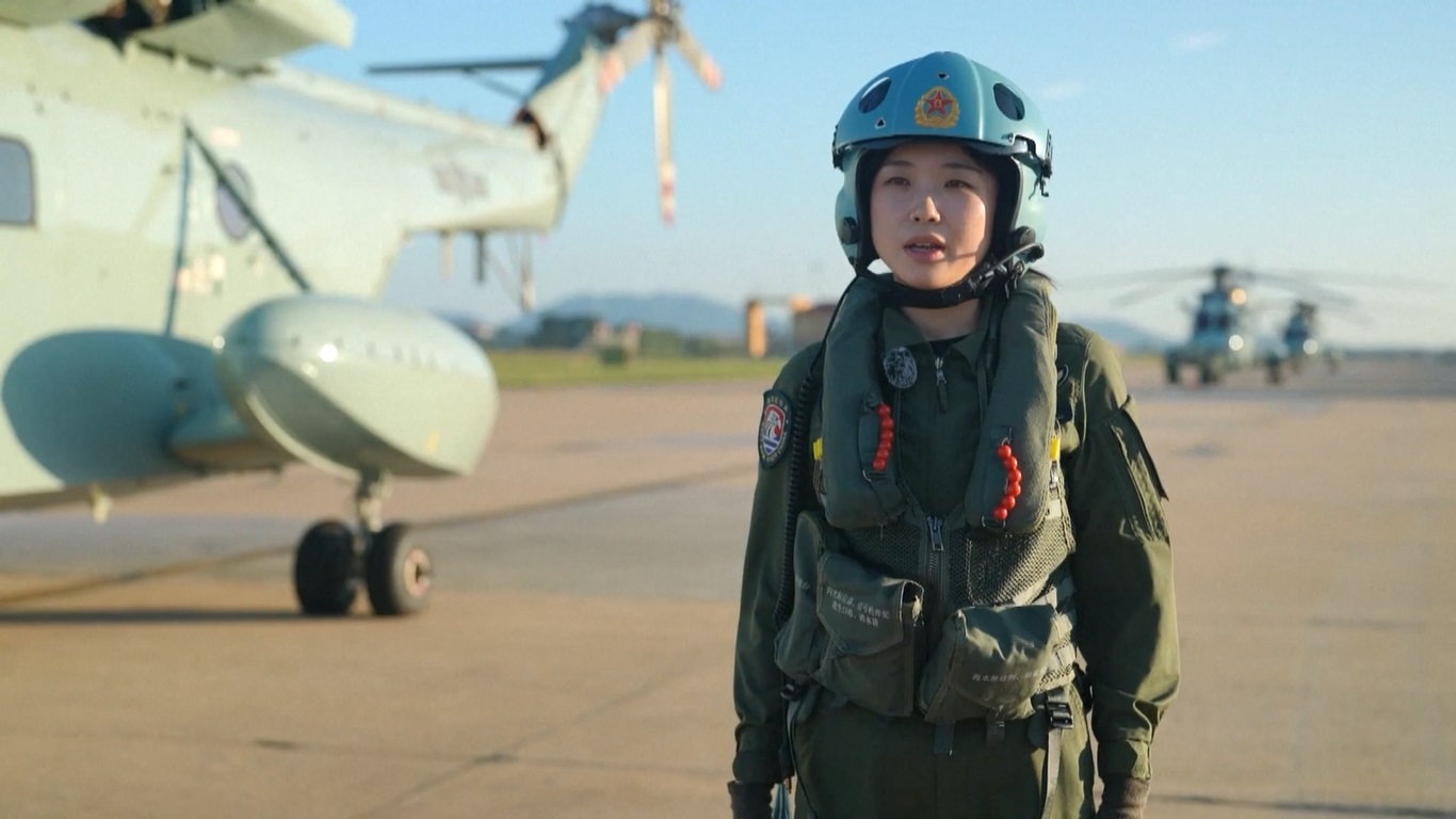 Pilot Perempuan Pertama Pesawat Berbasis Kapal Induk Tiongkok Lulus Uji Pendaratan Penting