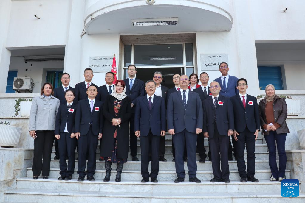 Menteri Kesehatan Tunisia Ali Mrabet bertemu dengan angkatan ke-26 tim medis Tiongkok di Tunisia pada Senin
