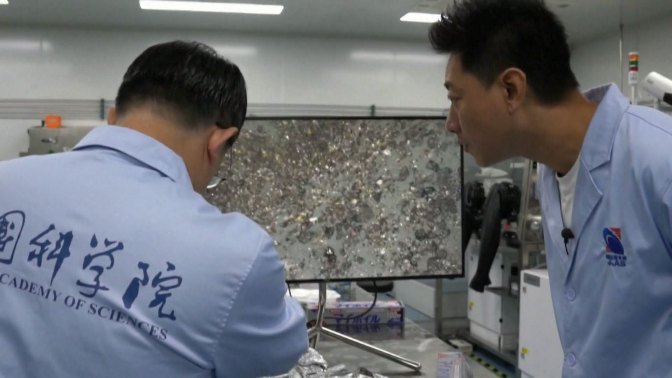 Semakin banyak bukti yang menunjukkan keberadaan air atau es air di permukaan bulan