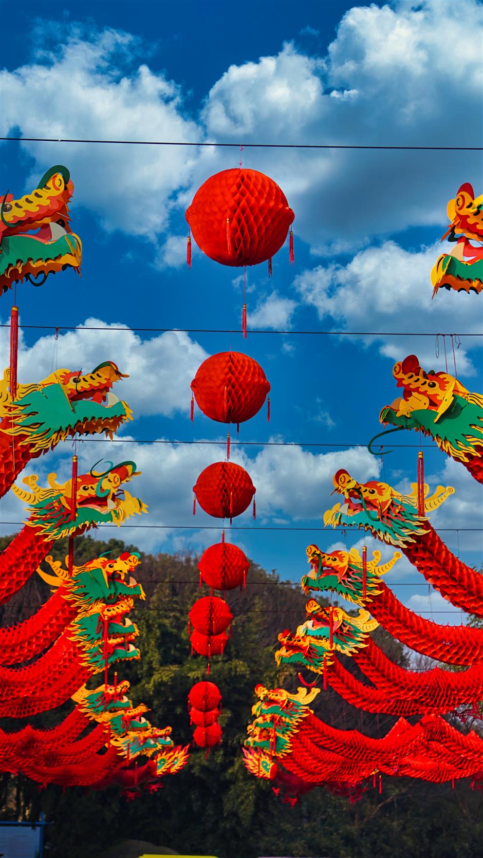 Berbagai kegiatan menyenangkan merayakan Tahun Naga telah dimulai di lokasi di Distrik Qingpu menciptakan suasana pesta yang meriah