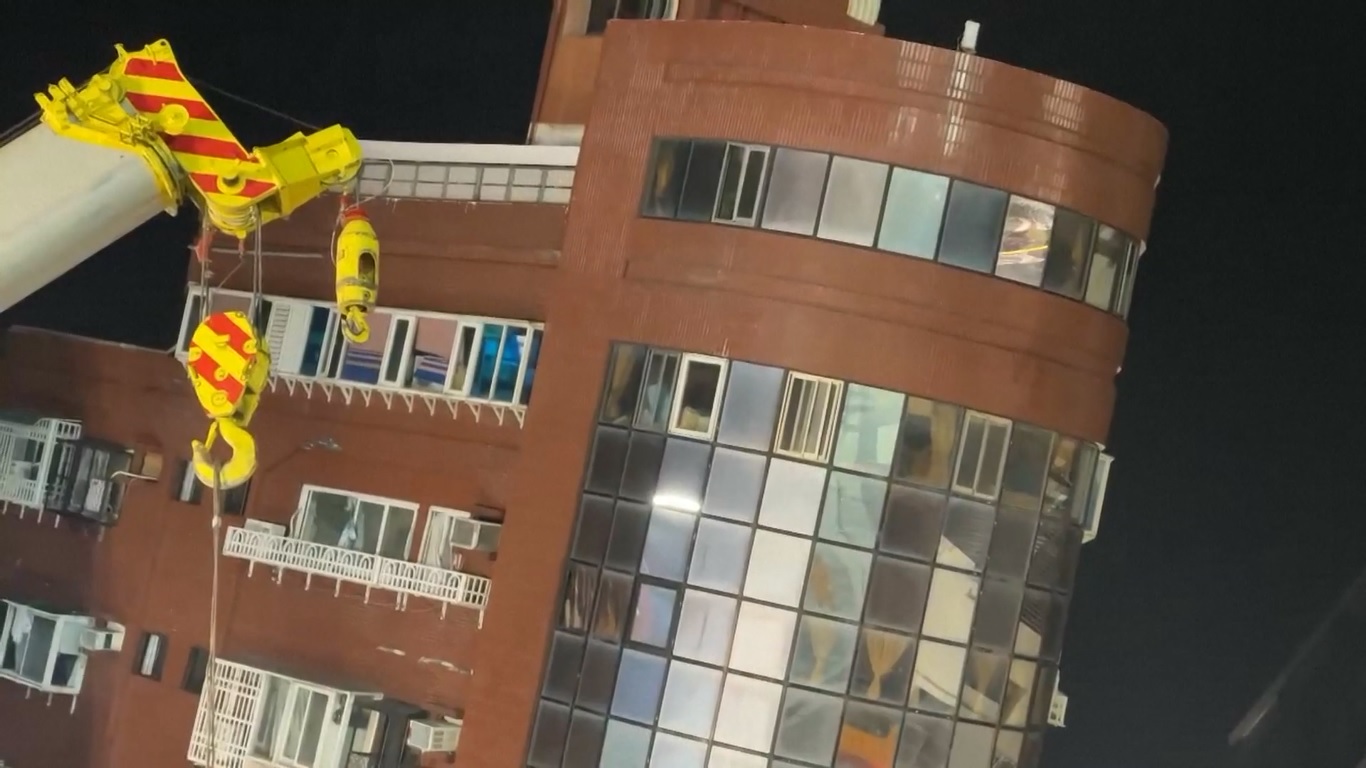 Sebuah bangunan 10 lantai yang disebut Gedung Uranus yang terdiri dari rumah dan toko-toko