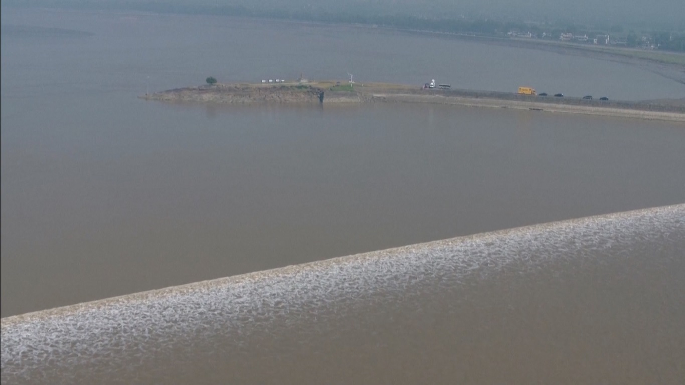 Gelombang Pasang Qiantang Hantam Bendungan Kuno, Memukau Para Penonton
