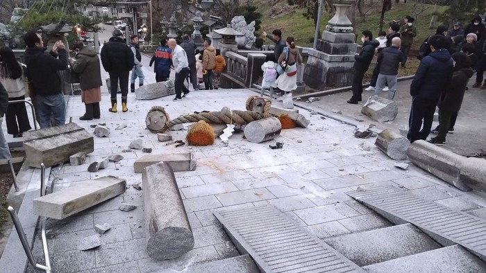 Para WNI diimbau untuk  tetap waspada pasca gempa bumi berkekuatan magnitudo 75 mengguncang Jepang hingga memicu tsunami