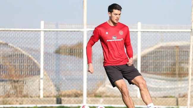 Bek tengah Timnas Indonesia Elkan Baggott tersenyum girang setelah Ipswich Town promosi ke Premier League pada musim depan