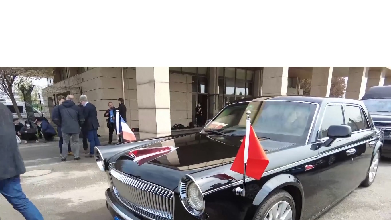 Mobil Hongqi yang ramping bahkan menarik perhatian beberapa jurnalis Prancis yang menemani Macron dalam kunjungannya