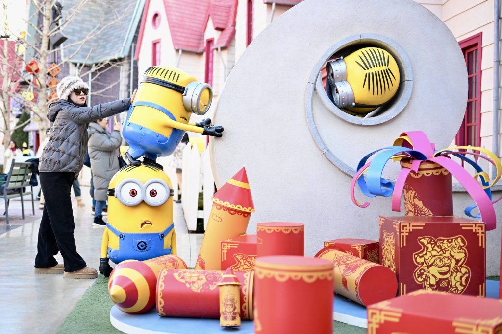 Dengan rangkaian dekorasi Tahun Baru Imlek yang memukau pertunjukan yang memukau kuliner yang meriah dan merchandise yang memikat Universal Beijing Resort telah memulai acara Tahun Baru Imlek Universal