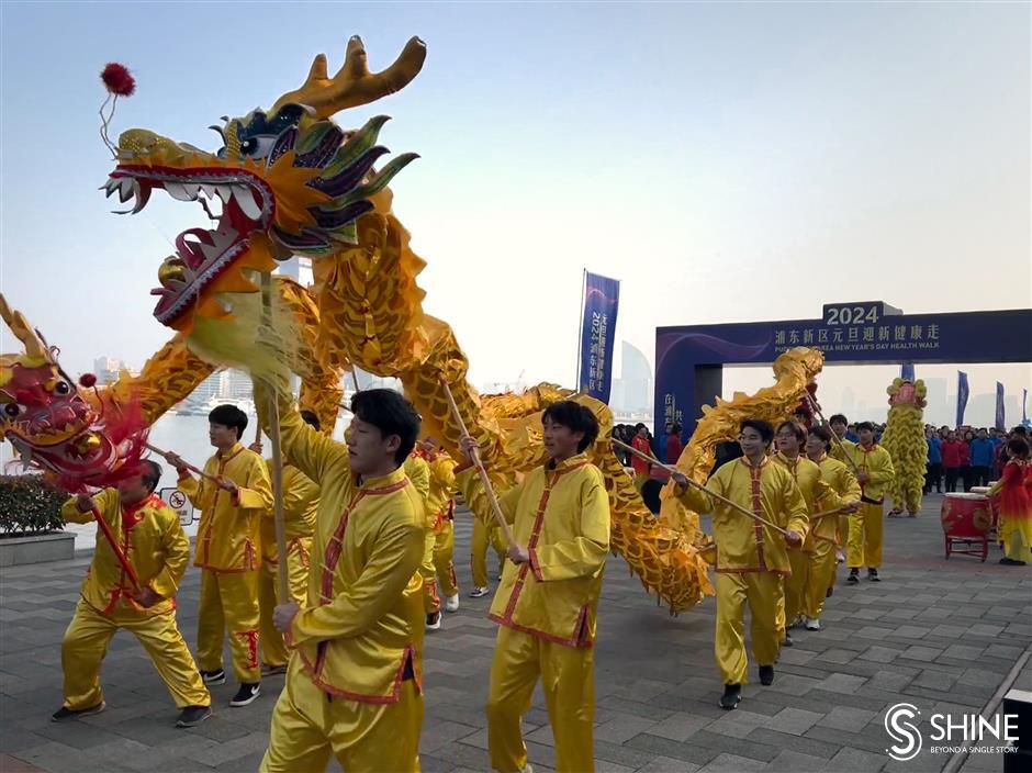 Sebanyak 2024 orang berjalan di sepanjang tepi sungai Huangpu Pudong pagi ini untuk menyambut tahun baru 2024
