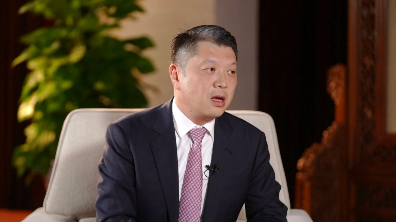 Ia juga yakin integrasi Makau dengan pusat-pusat ekonomi utama seperti Shenzhen dan Hong Kong -- salah satu pusat keuangan teratas dunia -- akan secara signifikan meningkatkan daya saing global kawasan tersebut