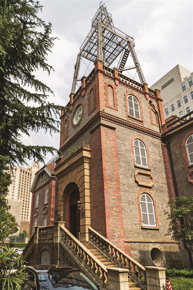 Observatorium Xujiahui yang sering dipuji sebagai observatorium meteorologi pertama di Timur Jauh  memiliki tempat penting dalam sejarah ilmiah Tiongkok dan dianggap sebagai tempat kelahiran seismologi modern Tiongkok