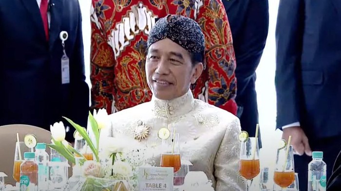 Raut bahagia Jokowi terpancar saat Kaesang dan Erina naik ke pelaminan Kaesang dan Erina duduk di pelaminan untuk mendengarkan wejangan dari Wakil Presiden Ma'ruf Amin