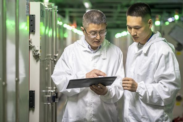 Seorang ilmuwan Tiongkok bersama timnya memenangkan European Inventor Award 2023 untuk kategori Negara Non-EPO atas inovasinya dalam mengurangi risiko ledakan baterai dan kebakaran pada kendaraan listrik dalam sebuah acara penghargaan yang diadakan di Valencia
