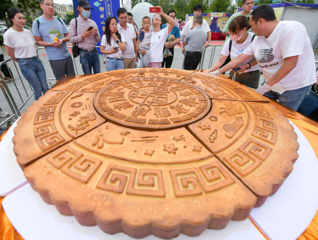 Dengan berat lebih dari 400 kilogram dan memiliki diameter sekitar dua meter kue bulan raksasa mulai terlihat di Luoyang Provinsi Henan