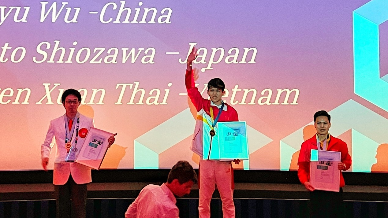 Atlet Tiongkok Wu Hongyu dan Zhou Chujie memenangkan dua medali emas dalam kompetisi pembubutan kontrol numerik komputer (CNC) dan penggilingan CNC di WorldSkills Competition 2022 Edisi Khusus