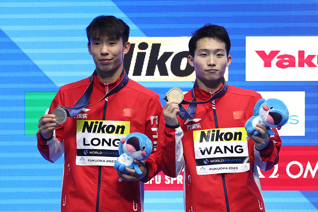 Wang Zongyuan dan Long Daoyi dari Tiongkok berhasil memenangkan medali emas sinkron 3 meter putra di Kejuaraan Akuatik Dunia di Fukuoka