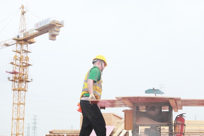 Pemerintah Tiongkok telah memerintahkan tindakan yang harus diambil untuk melindungi mereka yang bekerja di suhu yang sangat panas dari sengatan panas Langkah ini dilakukan karena negara itu dicengkeram oleh cuaca musim panas yang terik