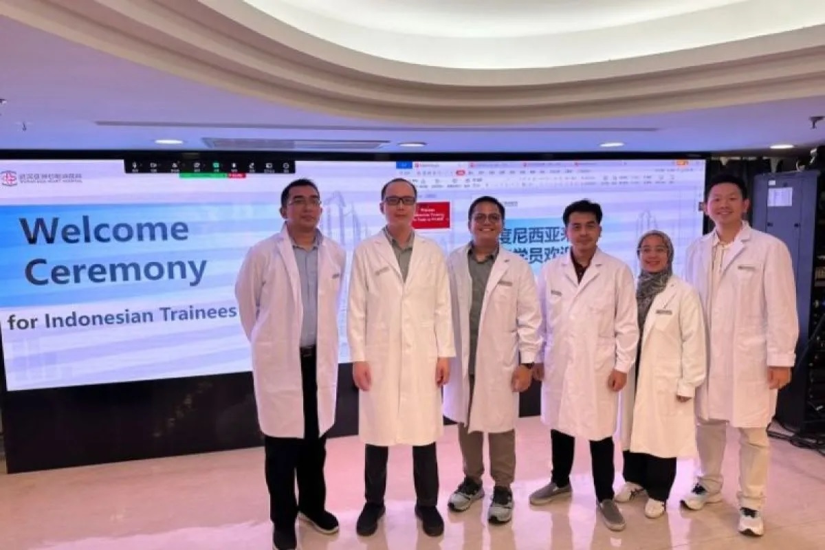 Dari 13 dokter tersebut enam dokter di antaranya akan menjalani pelatihan di Wuhan Asia Heart Hospital sementara tujuh lainnya akan menempuh pendidikan di Fudan University Zhongshan Hospital