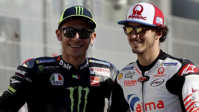 Francesco Bagnaia mengaku akan dibantu Valentino Rossi untuk mengalahkan Fabio Quartararo dalam perburuan gelar juara MotoGP 2022 pada MotoGP Valencia 2022 di Sirkuit Ricardo Tormo