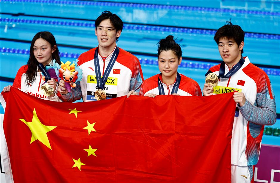 Atlet renang Tiongkok yang terdiri dari Pan Zhanle Wang Haoyu Li Bingjie dan Yu Yiting berhasil meraih juara dengan catatan waktu 3 menit 2118 detik memecahkan rekor Asia mereka sendiri dengan waktu 03:2447