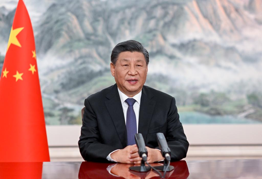 Xi Jinping mengapresiasi kepandaian siswa dalam menulis karakter aksara Tiongkok dan kagum atas gambar-gambar naga