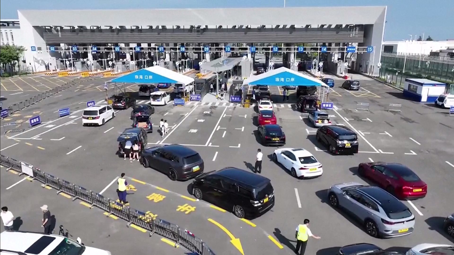 Pelabuhan Zhuhai di Jembatan Hong Kong-Zhuhai-Macao telah mengantarkan puncak lalu lintas masuk ke daratan Tiongkok sejak Kamis malam