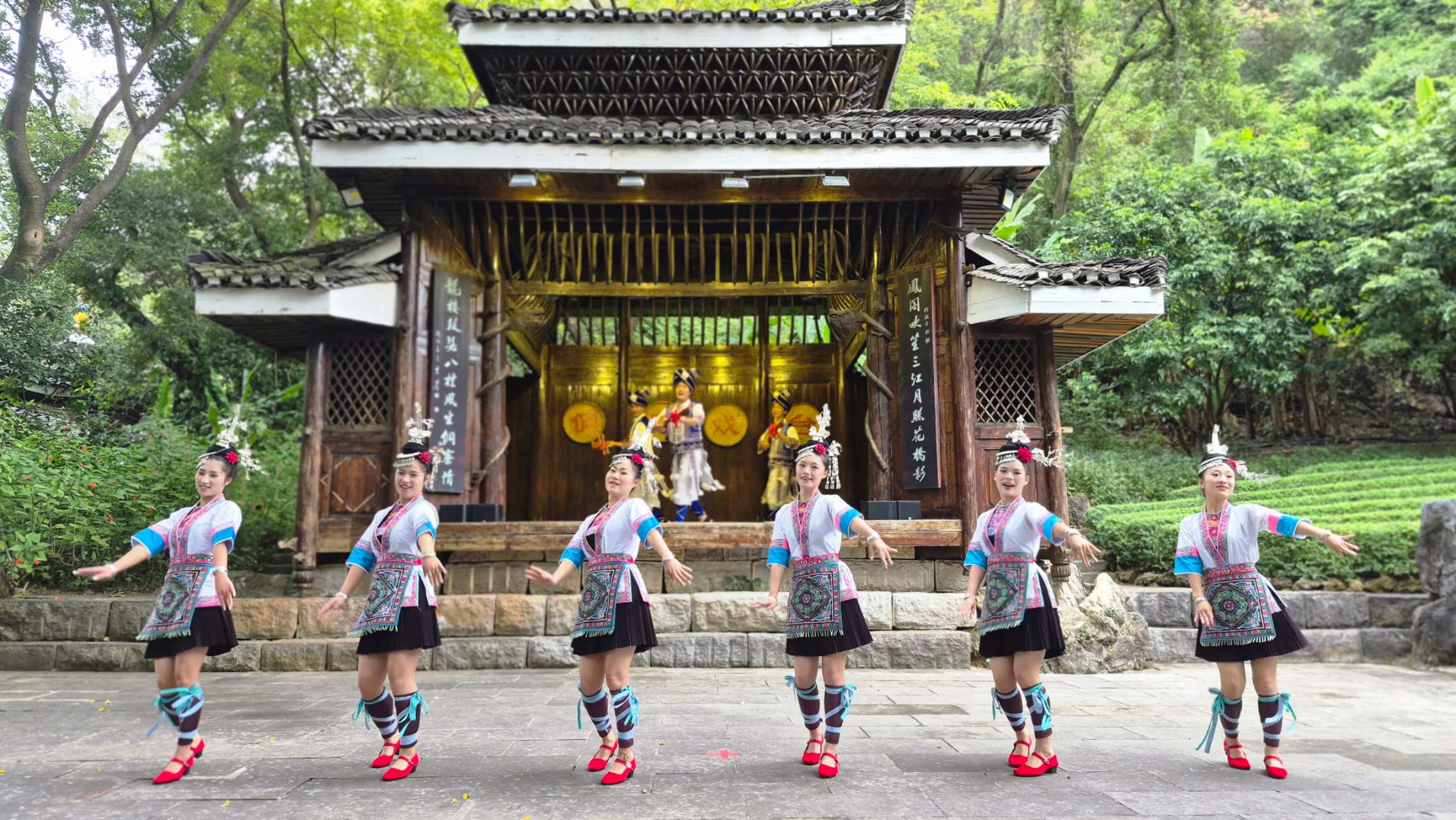 Peserta Tur Media Mitra ASEAN &quot;China Up Close&quot; Guangxi Menelusuri Harmoni Alam dan Budaya di Taman Longtan