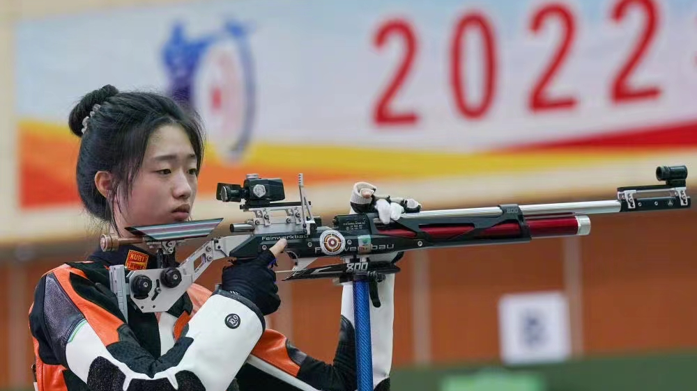 Juara Olimpiade Tiongkok Yang Haoran dan pasangannya Huang Yuting meraih medali emas beregu campuran senapan angin 10m di Kejuaraan Dunia di Kairo Mesir
