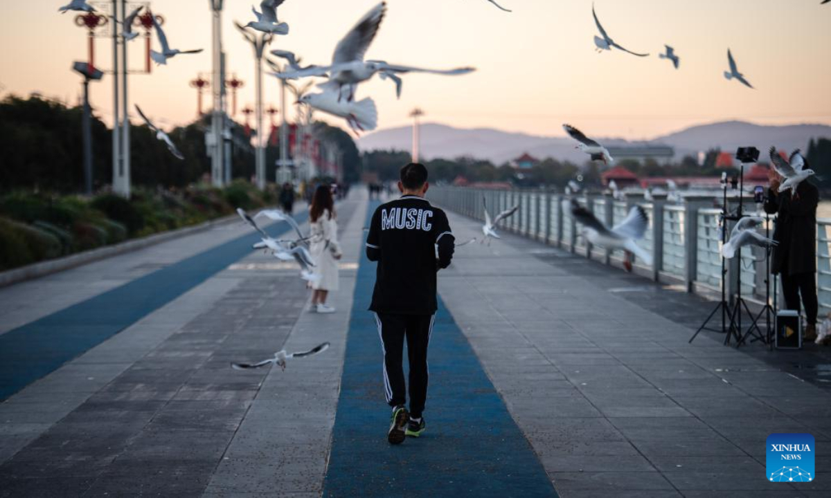 Kota-kota perbatasan Tiongkok secara bertahap kembali ke kesibukan biasanya setelah mereka sering membatalkan pengujian asam nukleat dan mencabut pembatasan perjalanan untuk pelancong lintas wilayah domestik karena kebijakan respons COVID-19 yang dioptimalkan