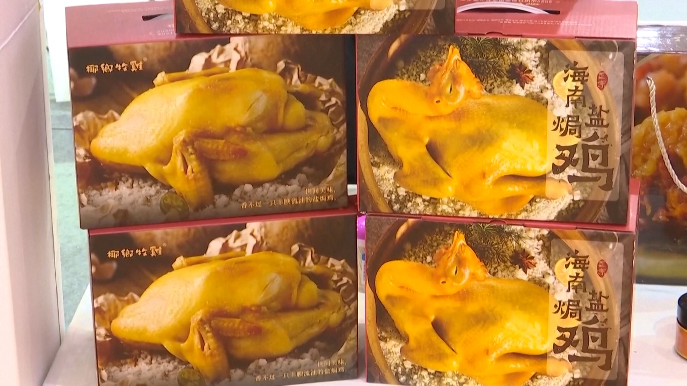 Peserta pameran dari Hainan membawa berbagai macam produk makanan ke acara tiga hari tersebut termasuk ayam Wenchang yang terkenal