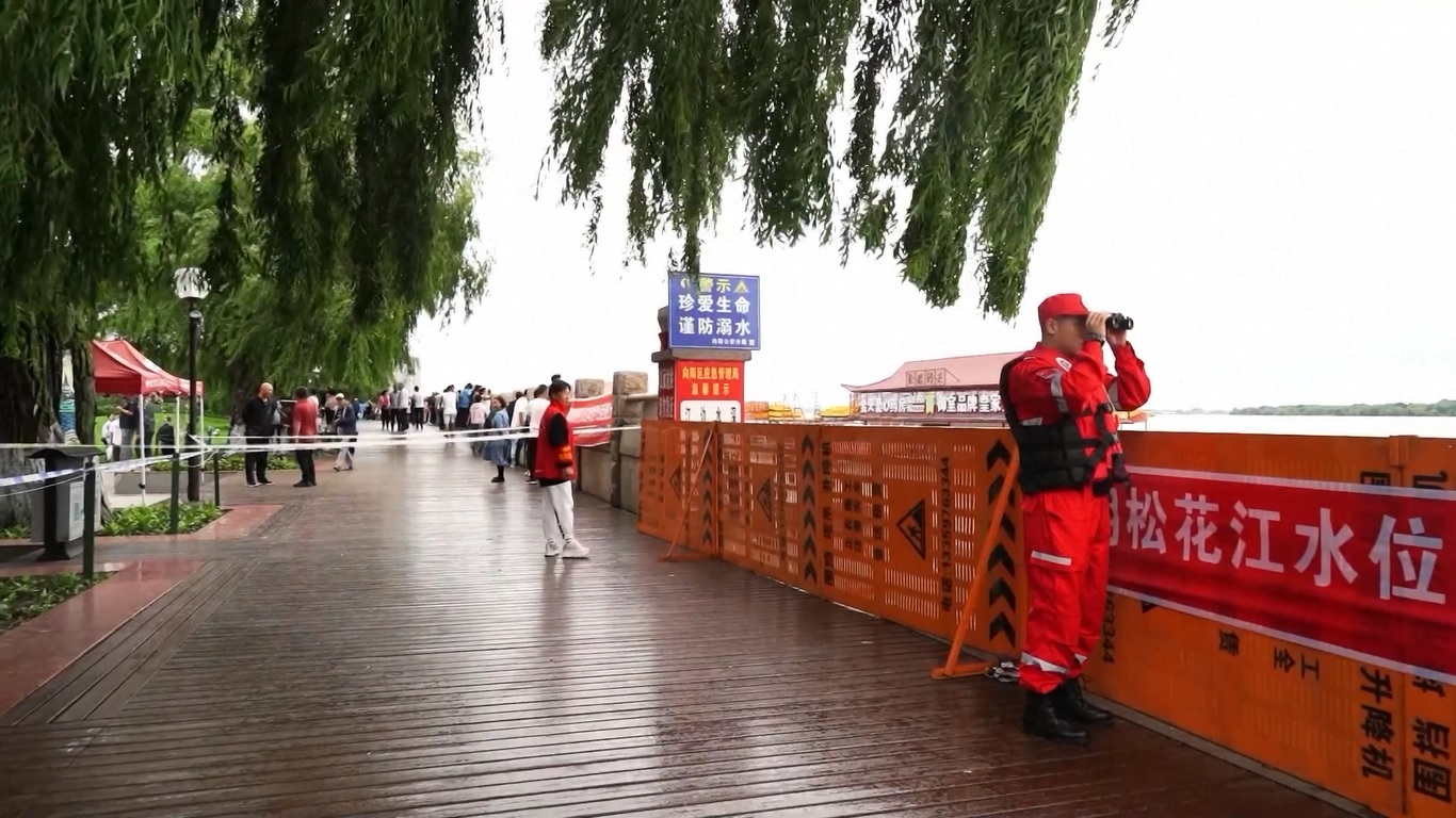 Hujan lebat yang dipicu oleh topan telah mendorong ketinggian air di puluhan sungai di Heilongjiang di atas batas peringatan dalam beberapa hari terakhir