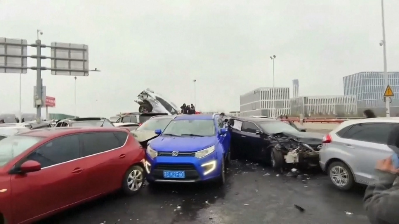 Tabrakan itu terjadi pada Jum'at (23/2) pagi di sebuah ruas jalan raya di Suzhou Industrial Park