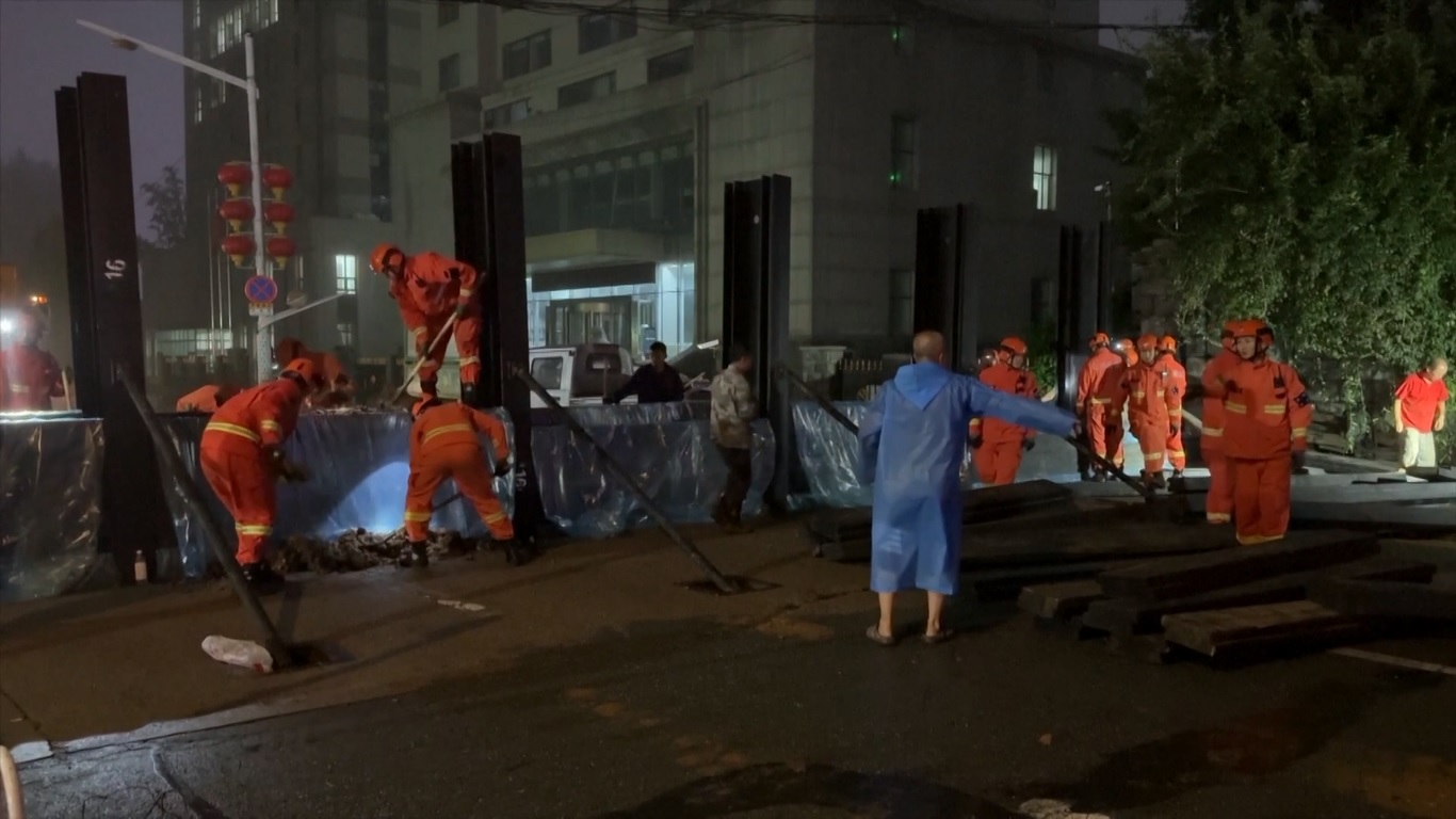 Mereka memasang dua lapis papan kayu di antara struktur logam dan mengisi ruang di antaranya dengan bahan kedap air dan kerikil