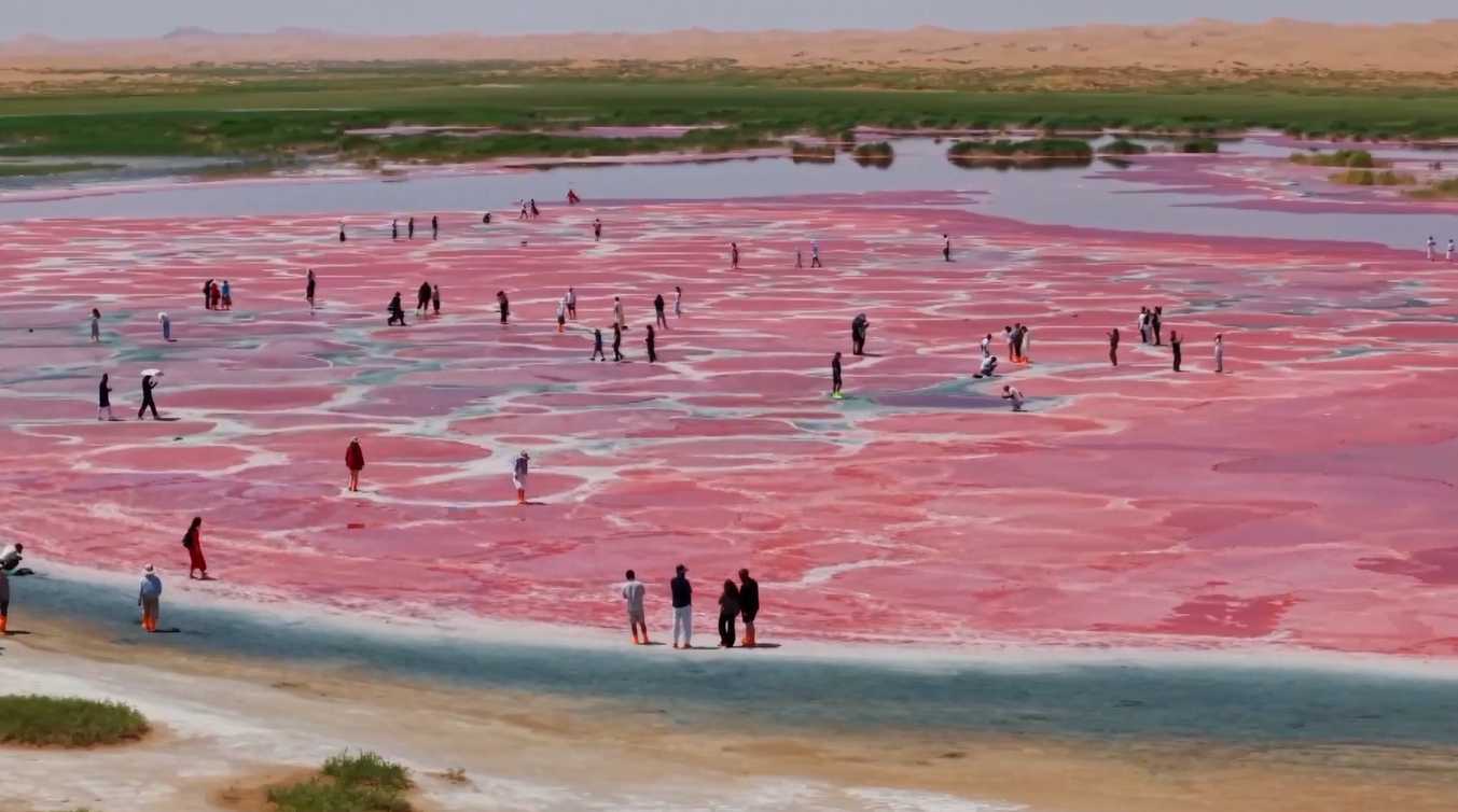 Danau Garam di Gurun Tengger Memikat Wisatawan dengan Warna-warnanya yang Memukau