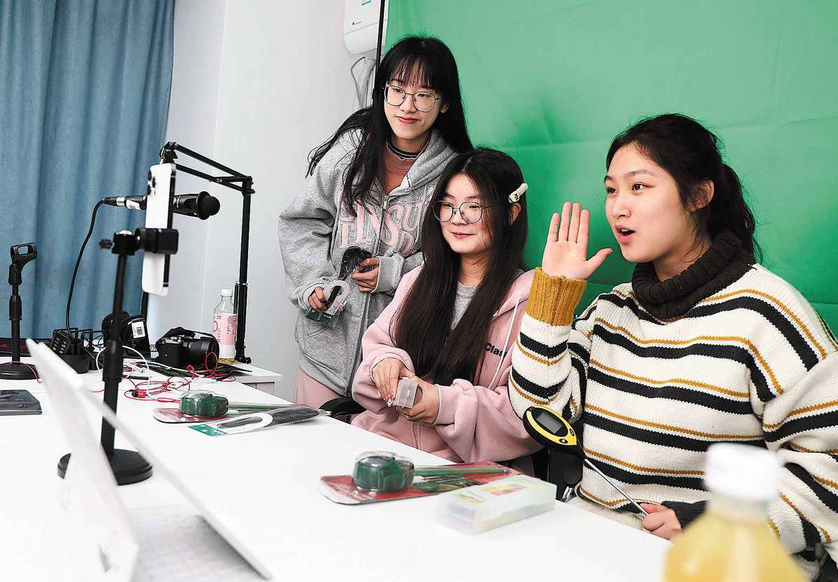 Untuk menunjang program ini Tiongkok akan membangun sejumlah sekolah yang akan fokus pada teknologi masa depan industri modern dan kesehatan masyarakat tingkat tinggi dan akan membina insinyur yang luar biasa