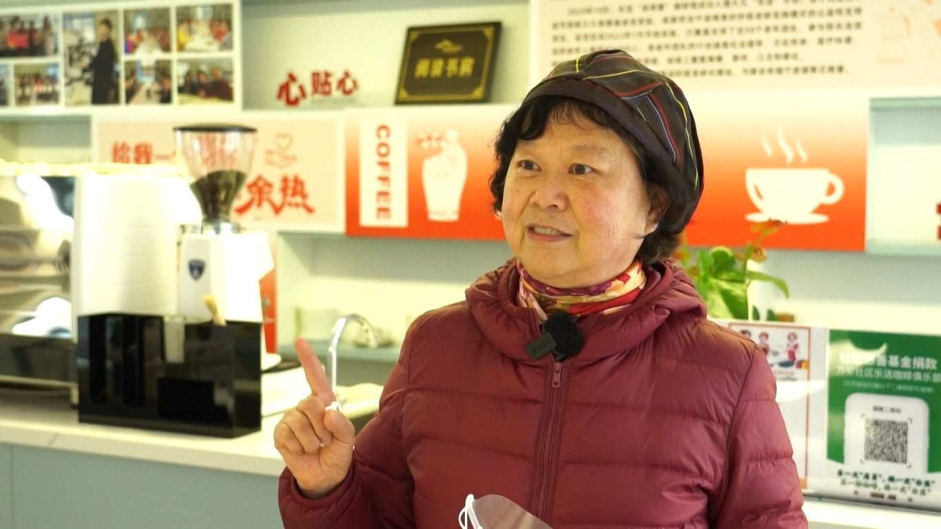 Para barista yang bersemangat di kedai kopi ini