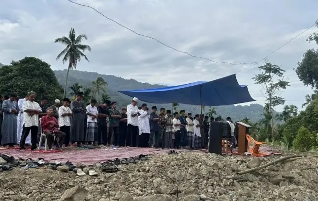 Masjid Hancur Diterjang Galodo, Warga Agam Tetap Shalat Idul Fitri 1447 Hijriah di Lapangan Terbuka