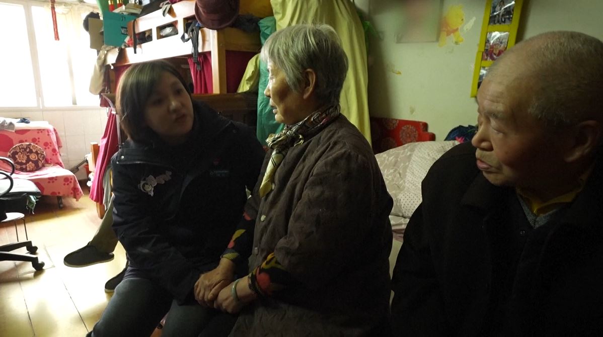 Dengan membentuk tim layanan komprehensif yang terdiri dari lembaga pemerintah lembaga profesional dan konsultan luar sistem ini menyediakan layanan untuk masyarakat bawah di Shanghai