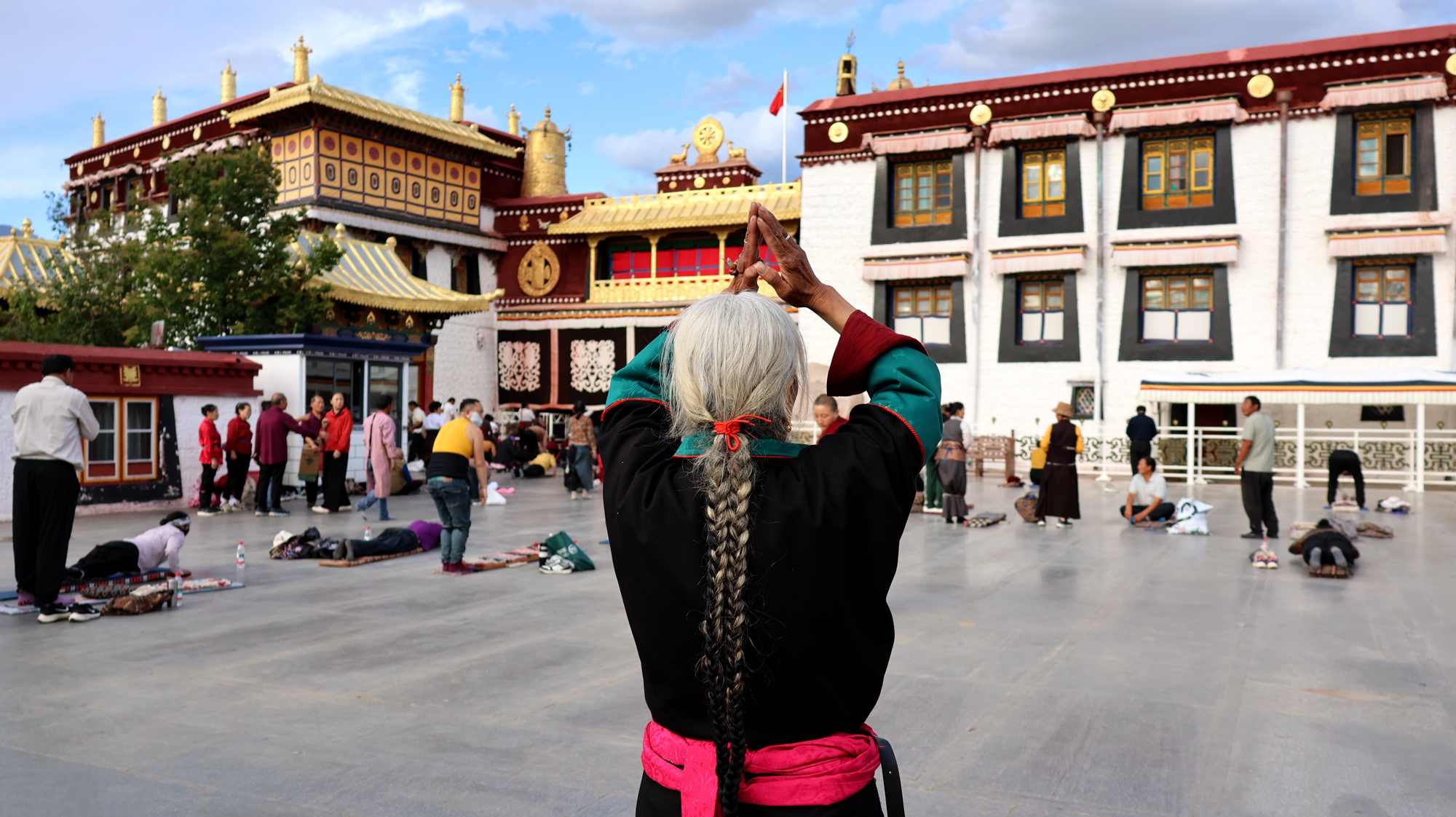 Kuil Jokhang: Sebuah Bukti Nyata Iman dan Kebebasan di Xizang